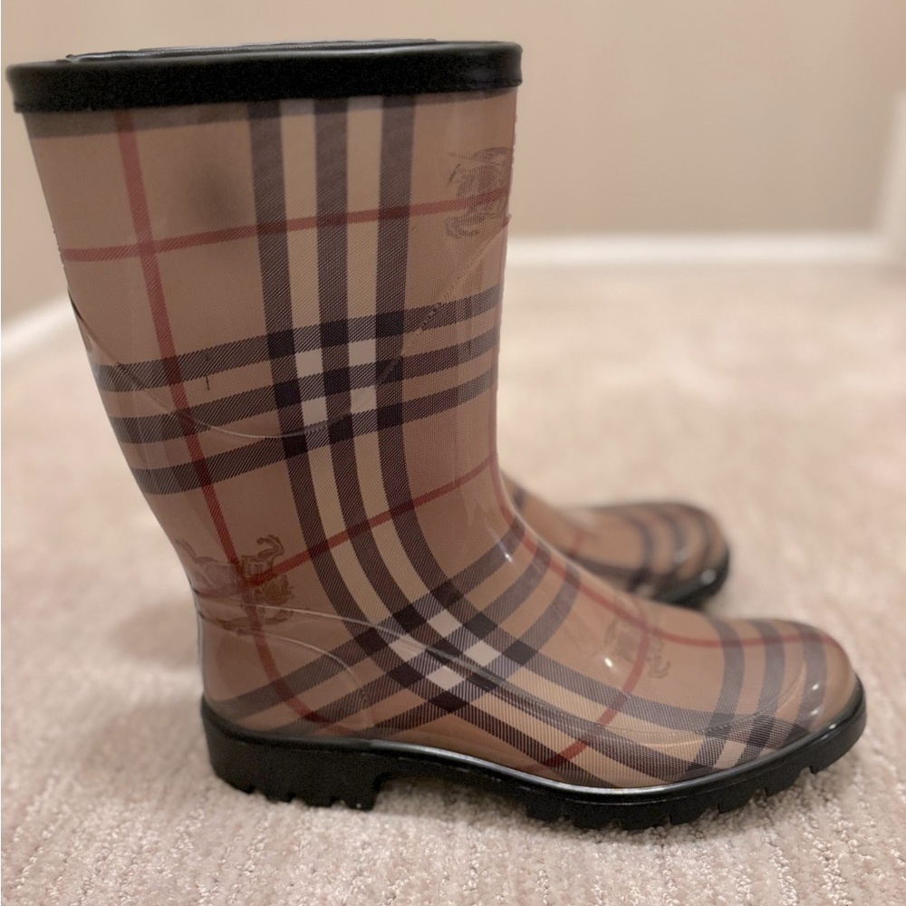 HAPPY HOLIDAYS 🔔...Burberry  mid-calf  boots.. Worn 1.. PERFECT!!